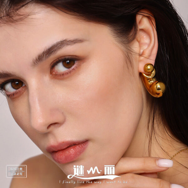 Stainless steel hollow C-type earrings fashion personality temperament versatile stud earrings niche light luxury earrings spot 99